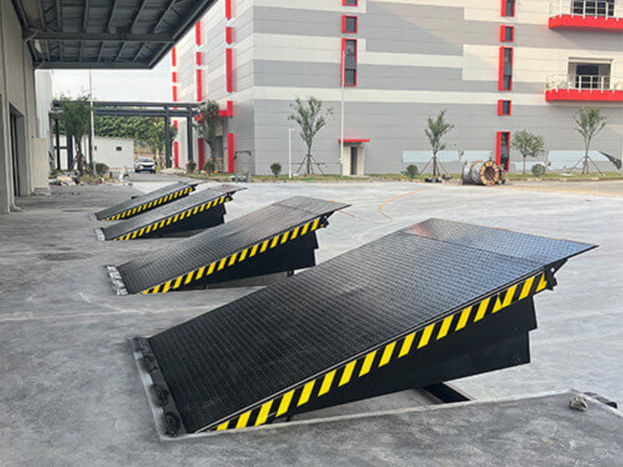 Electro-Hydraulic Dock Levelers